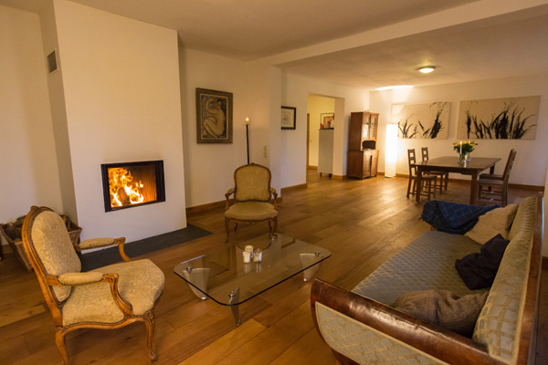 Das Wohnzimmer in der Ferienwohnung II im Gutsarbeiterhaus